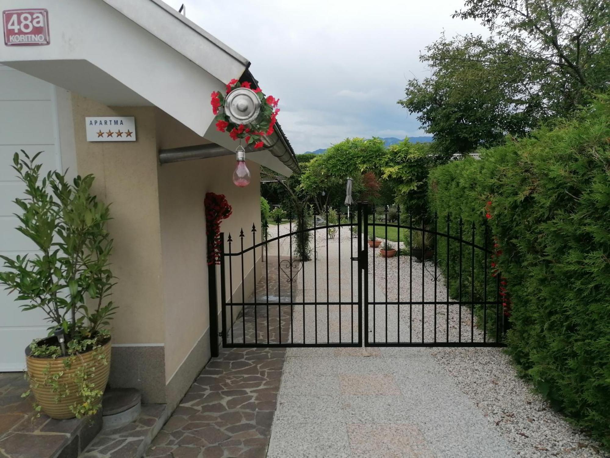 Garden Paradise Bled Apartments - Garden, Pond And Castle View Exterior foto